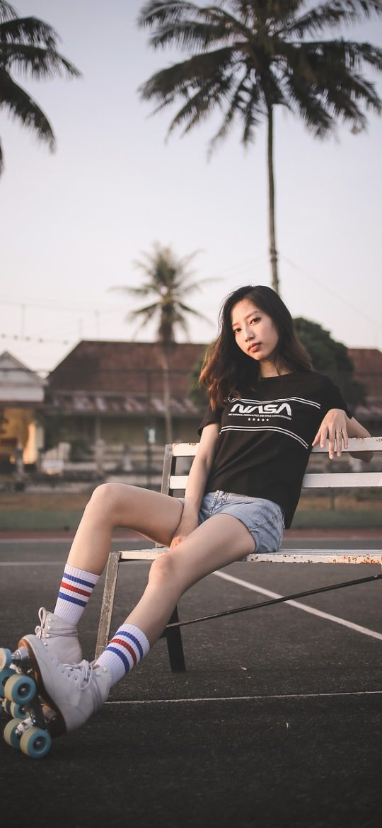 试题网 App 首页界面在深色手机上展示，顶部是学科切换栏，中部是按知识点分组的试卷卡片列表，整体黑金配色，氛围沉稳专业